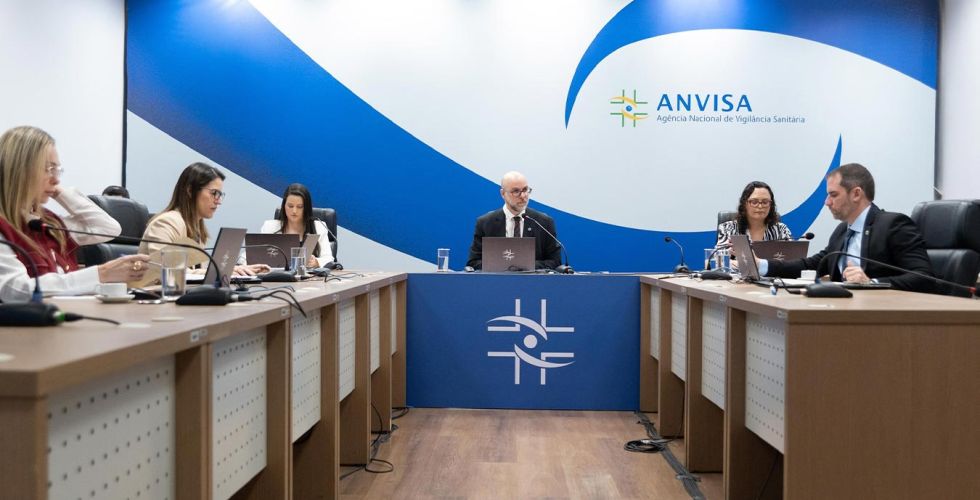Nota técnica sem força de regra e vigilância movida a crise expõem a omissão da Anvisa