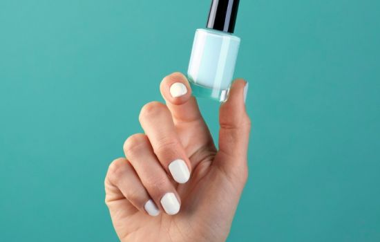 Anvisa proíbe duas substâncias utilizadas em produtos para unhas e cosméticos