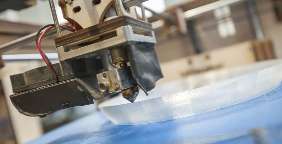 Coronavírus: montadoras usam impressora 3D para produzir máscaras