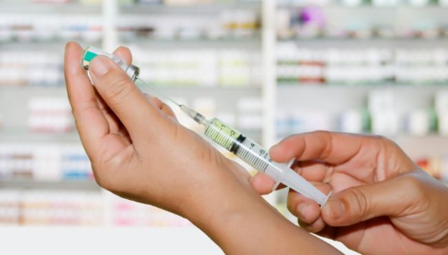 Justiça respeita resolução do CFF e mantém vacinação por farmacêuticos no Brasil