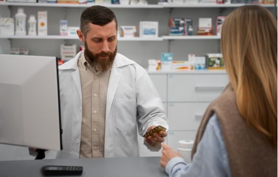 Farmácias serão penalizadas com multa de R$10.000 caso não atendam prescrições de enfermeiros.