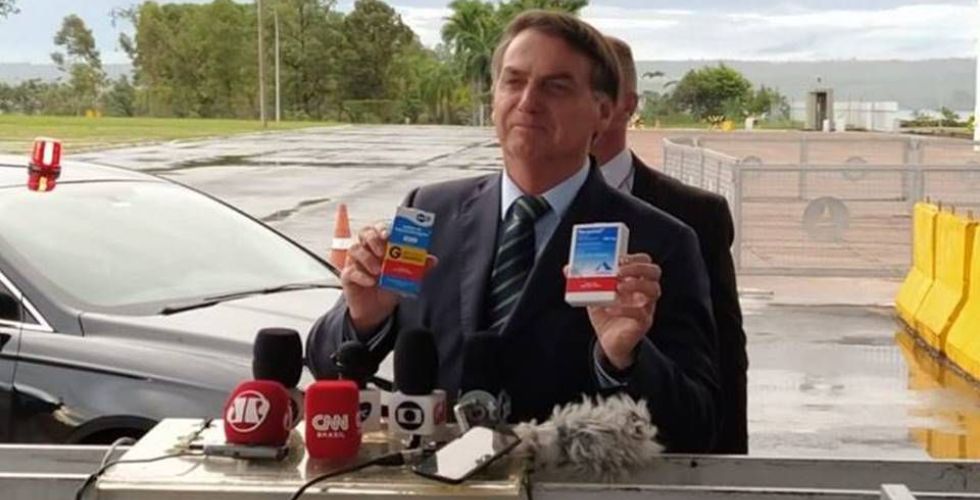 Bolsonaro toma hidroxicloroquina, mas não apresenta receita