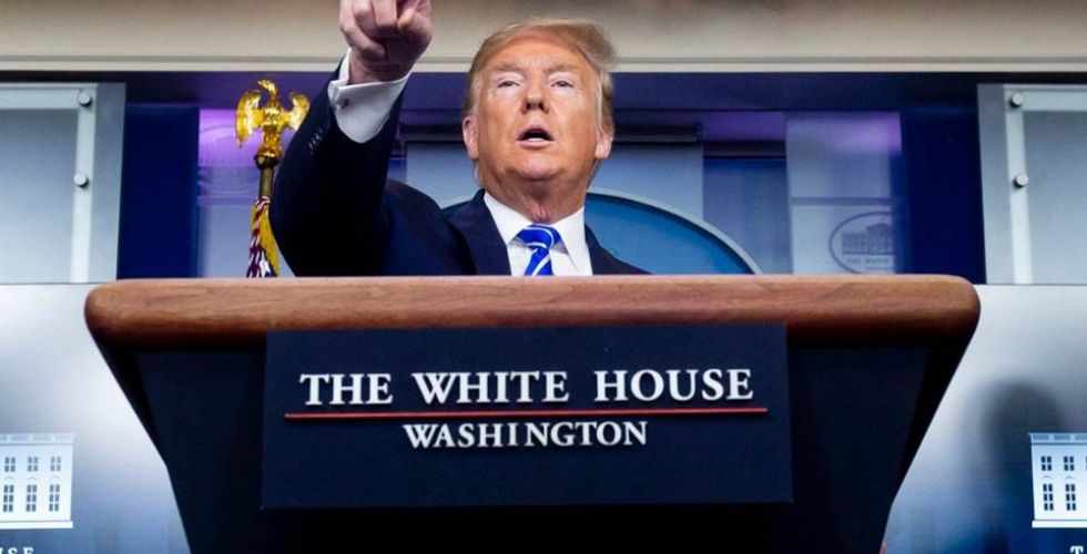 Trump sugere tratar coronavírus com injeção de desinfetante ou banho de sol