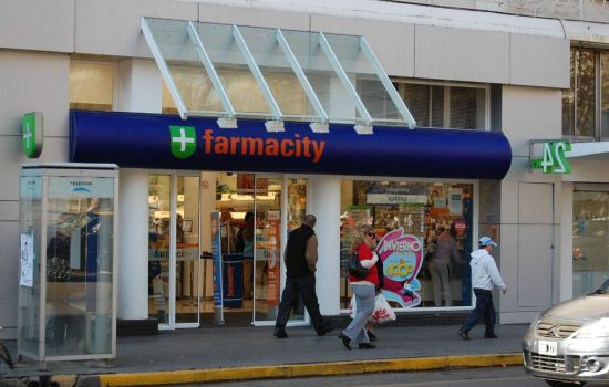 Los Hermanos farmacêuticos na Argentina não podem prescrever como os brasileiros