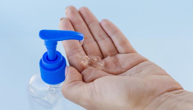 Urgente: 7 marcas de álcool gel vendidas nas farmácias são ineficazes