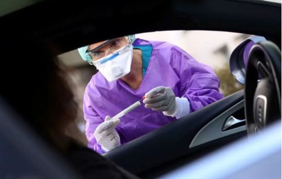 Covid-19: rede de farmácias faz teste rápido dentro do carro