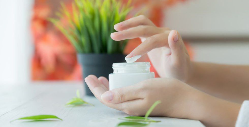 Cosméticos e dermocosméticos: diferenças que o farmacêutico deve conhecer