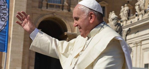 Papa presenteia membros do vaticano com caixas de paracetamol
