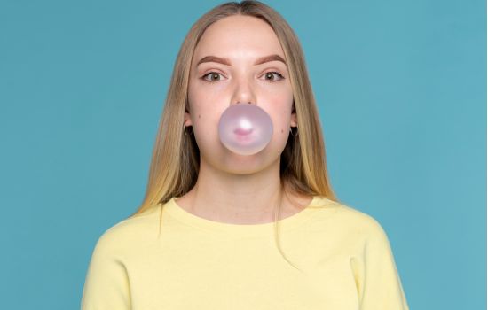 Estudo aponta que chiclete antiviral pode neutralizar vírus da gripe e herpes