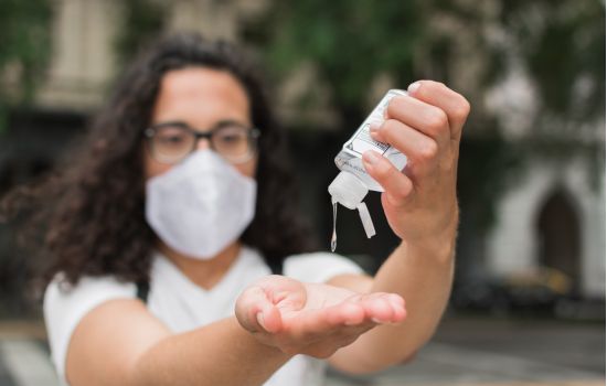 Anvisa libera fabricação de álcool em gel por farmácias de manipulação