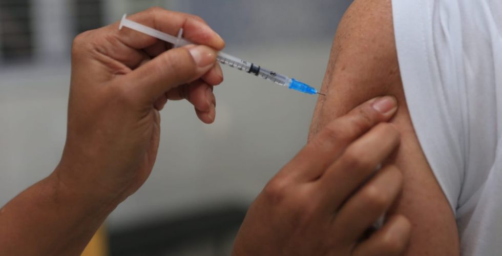 Pacientes recebem água destilada no lugar da vacina da gripe durante ação domiciliar