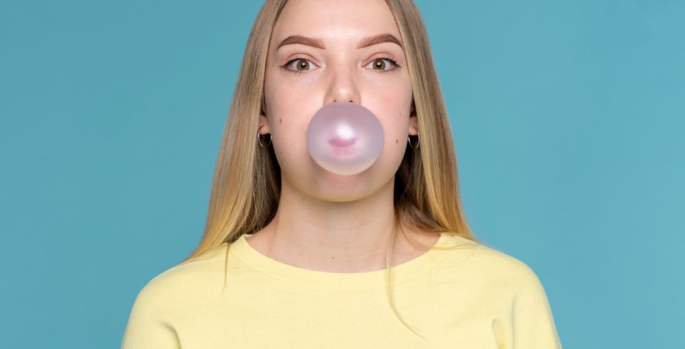 Estudo aponta que chiclete antiviral pode neutralizar vírus da gripe e herpes
