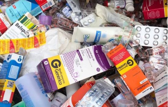 Medicamentos e seringas são encontrados em lixeira