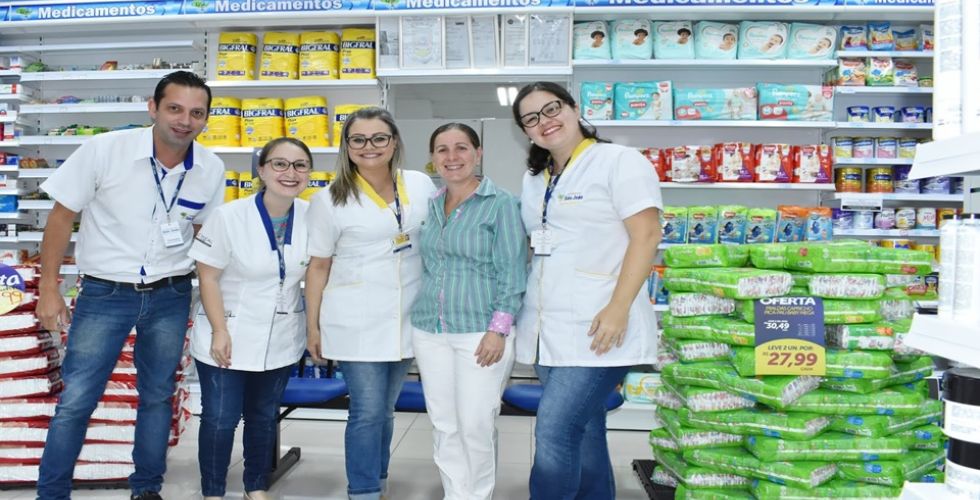 Médicos cubanos realizam serviços farmacêuticos em Rede de Farmácias no Sul