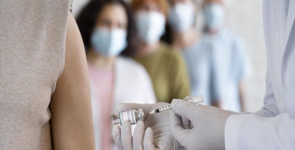 Por que não se atrasar para tomar a segunda dose da vacina contra a Covid-19?