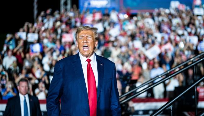 Trump interrompe distribuição de medicamentos anti-HIV e põe vidas em risco nos países pobres