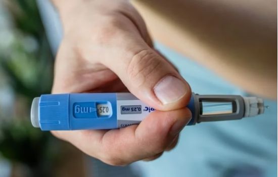Sem saber, homem perde peso após namorado injetar Ozempic escondido