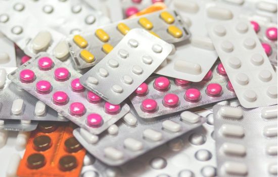 Cai lei que proíbe reajuste de medicamentos