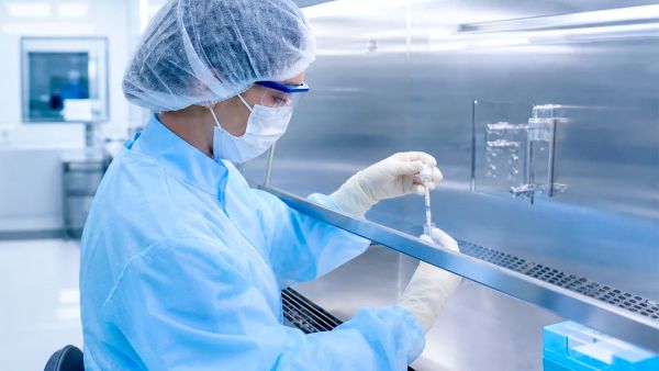 Anvisa entra na reta final da revisão do Anexo IV sem dizer quanto a farmácia de estéreis poderá produzir