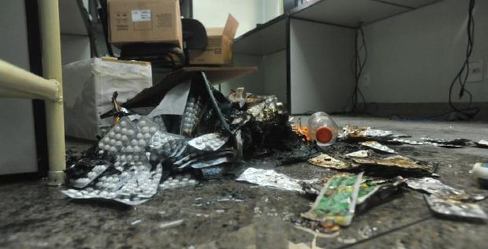 Em plena pandemia, bandidos colocam fogo em farmácia de UBS