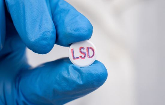 Estudo indica efeito prolongado do LSD na redução da ansiedade