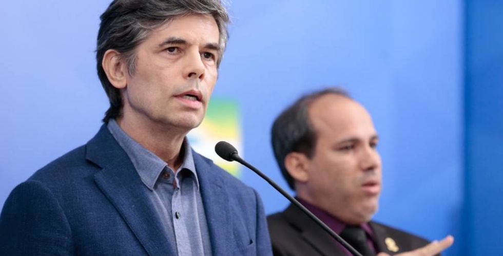 Em pandemia, ministro da saúde demite técnicos e nomeia militares