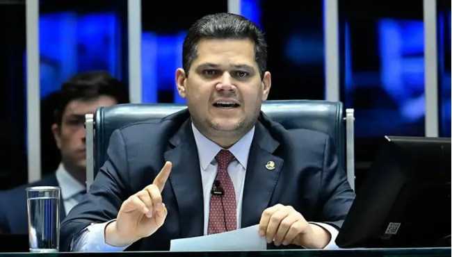 Piso dos farmacêuticos fica sob risco após presidente do Senado, Davi Alcolumbre, criticar pisos salariais
