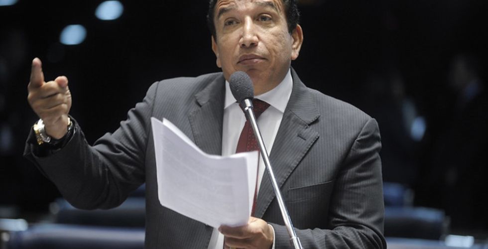 Ex-senador aconselha população a não tomar vacina contra Covid-19