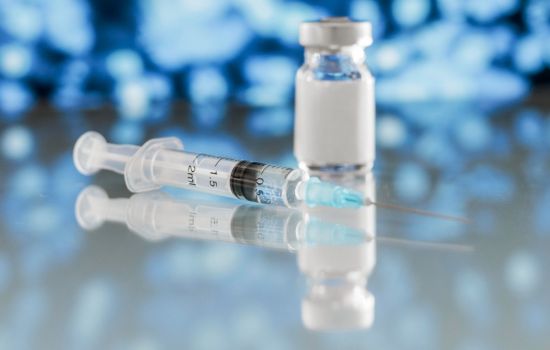 Brasil aposta em produção nacional de vacinas de mRNA e terapias avançadas, mas acesso no SUS ainda pode levar anos