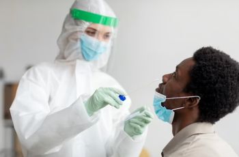 Covid em queda no Brasil: farmácias registram 81% menos testes positivos em janeiro