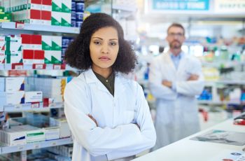 CFF recorre à Justiça para garantir direito de farmacêuticos à prescrição de medicamentos