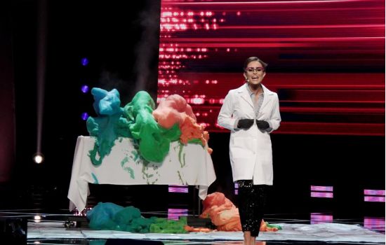 Doutorada em farmácia faz experimento no palco e acaba coroada miss América 2020