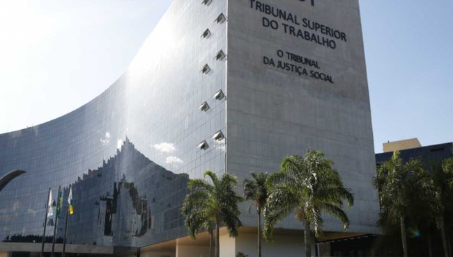 Farmácia é condenada a pagar R$ 4,7 mil a funcionária demitida por usar desconto para leite infantil