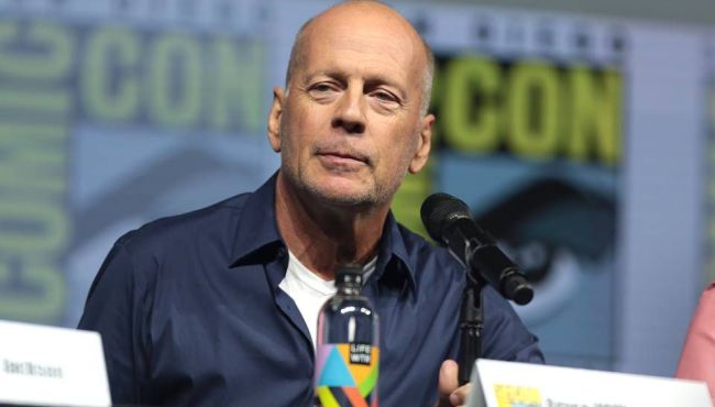 Bruce Willis é expulso de farmácia por não usar máscara