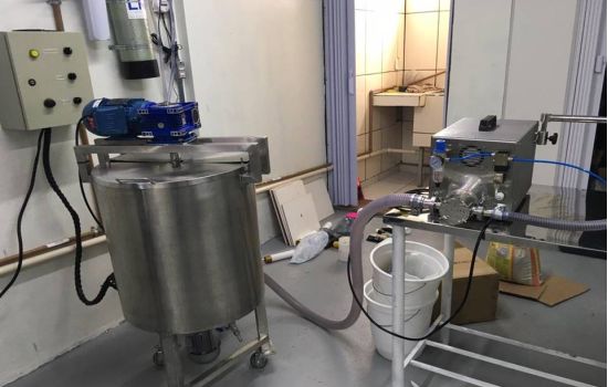 Indústria clandestina fechada pela polícia tinha farmacêutica como responsável técnica