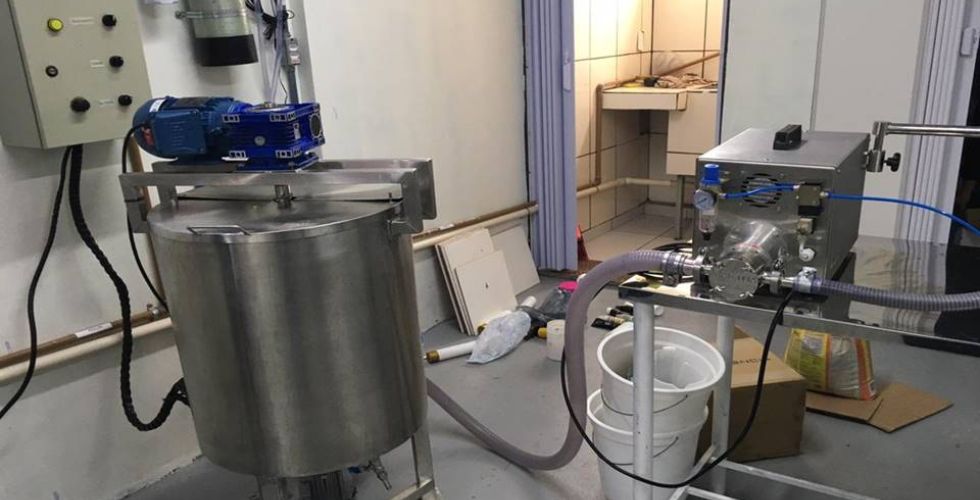 Indústria clandestina fechada pela polícia tinha farmacêutica como responsável técnica