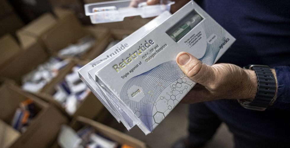 Retatrutida experimental sem registro avança no mercado clandestino enquanto tirzepatida manipulada enfrenta cerco regulatório