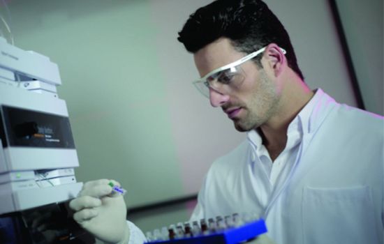 Indústria farmacêutica amplia investimentos em pesquisa, inovação e biotecnologia no Brasil