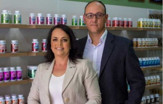 Casal de farmacêuticos fatura R$ 1,5 milhão com franquia de produtos