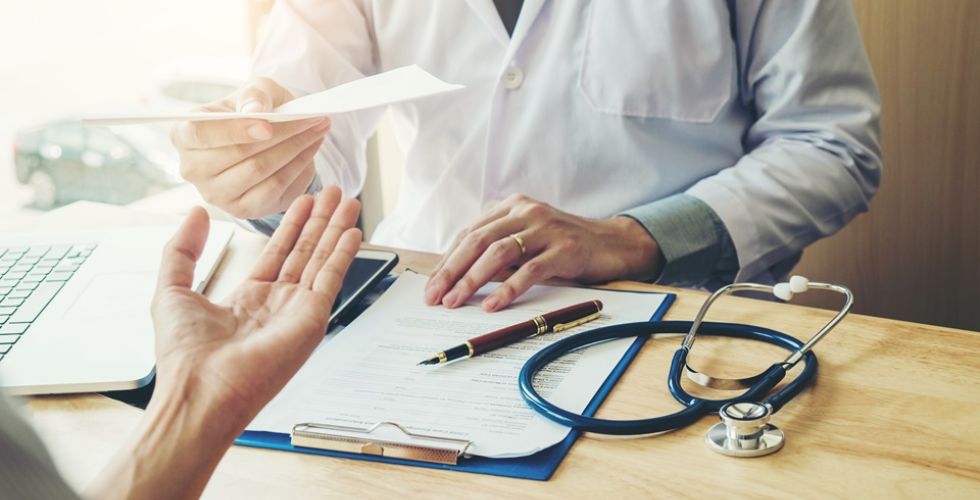 Resolução 586/13, sobre prescrição farmacêutica, comentada