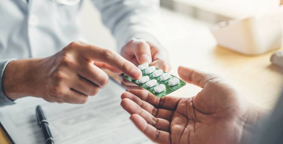 Posto usa auxiliar administrativa para cobrir férias de farmacêutico