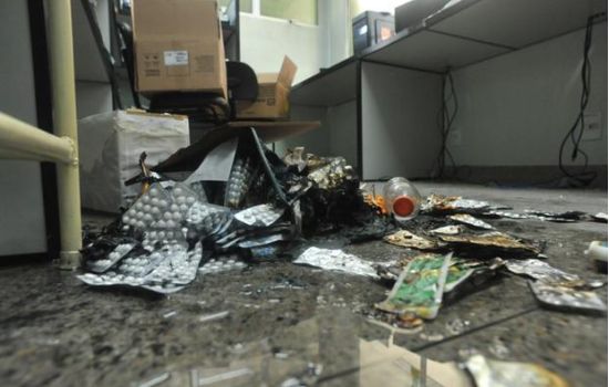 Em plena pandemia, bandidos colocam fogo em farmácia de UBS