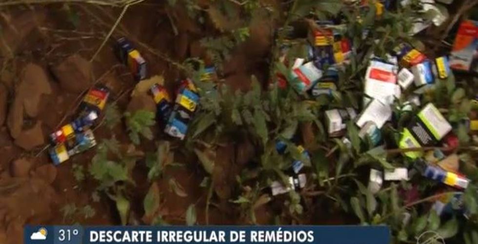Medicamentos tarja preta são descartados em córrego