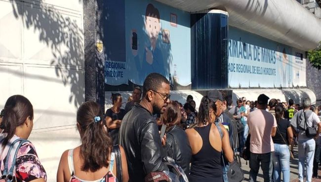 Coronavírus: Com farmácias lotadas, pacientes formam filas nas portas, veja fotos