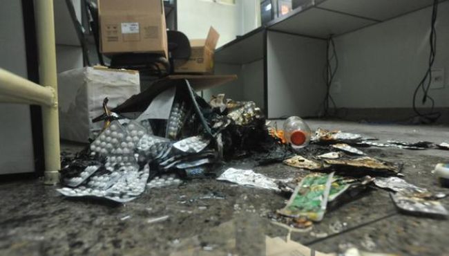 Em plena pandemia, bandidos colocam fogo em farmácia de UBS