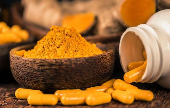 Anvisa alerta para possíveis danos ao fígado causados por medicamentos e suplementos de cúrcuma.