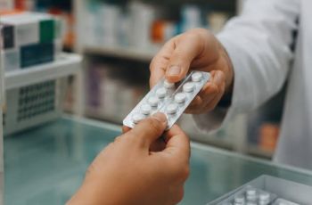 Venda fracionada de medicamentos avança na Câmara e pode mudar rotina de farmácias