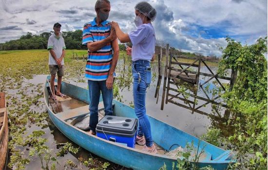 De canoa, farmacêutica promove vacinação contra Covid-19 em idosos no CE