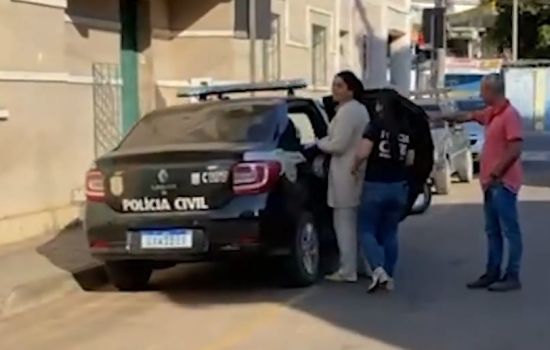 Farmacêutica conhecida como "rainha dos carecas" é presa por realizar transplantes capilares