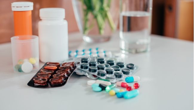 Automedicação com analgésicos pode agravar a dor e exige intervenção farmacêutica